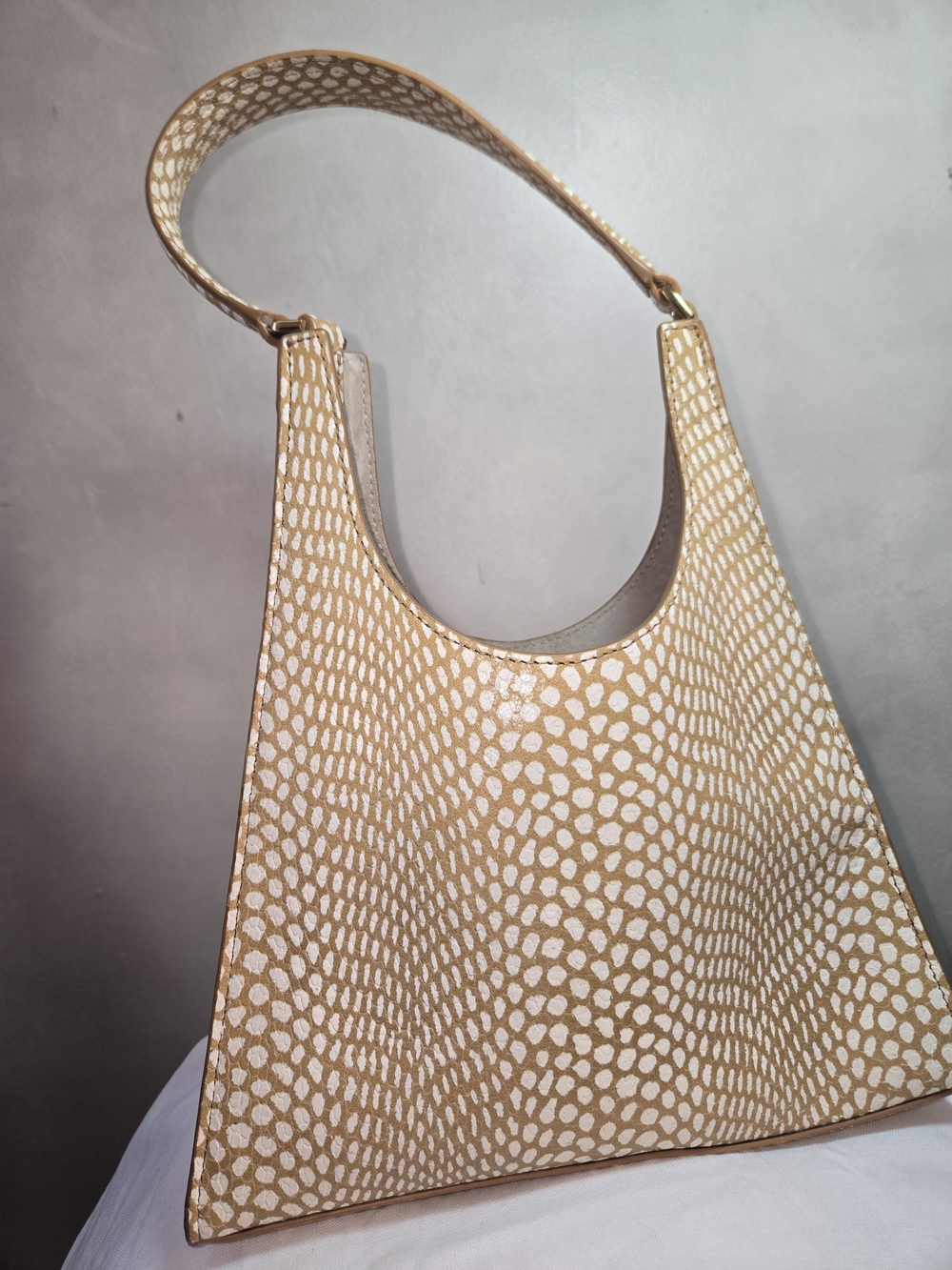 STAUD Beige and White Pebbled Shoulder Bag - Picture 4 of 9